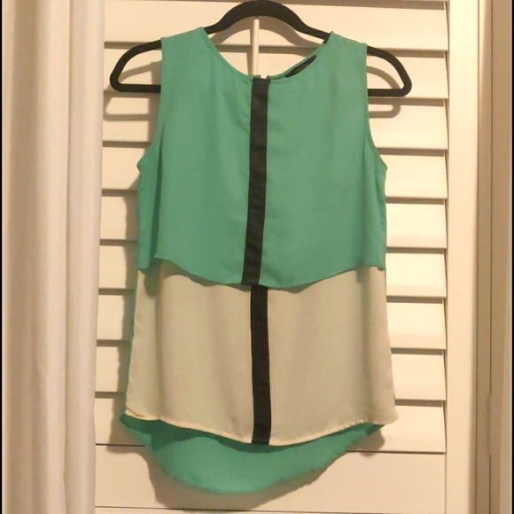 Madame Top - Picture 1 of 1